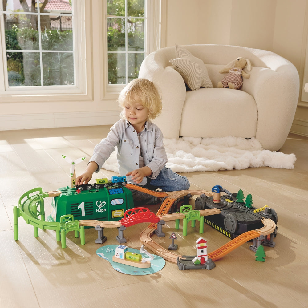 TREN DE MADERA PARA NIÑOS CON ENERGÍA SOLAR Y EÓLICA